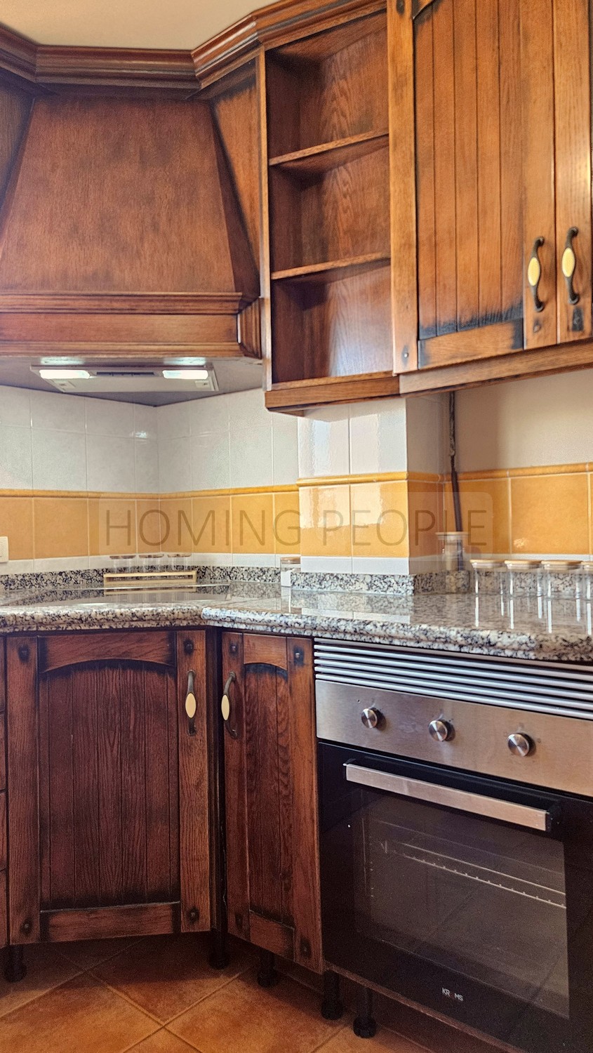 La baie fait partie du salon...