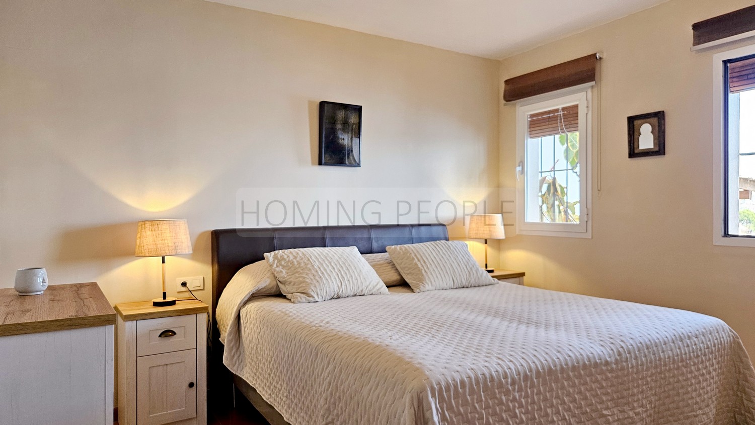 La baie fait partie du salon...