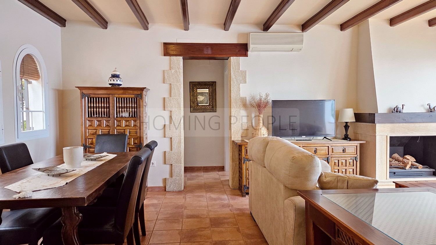 La baie fait partie du salon...