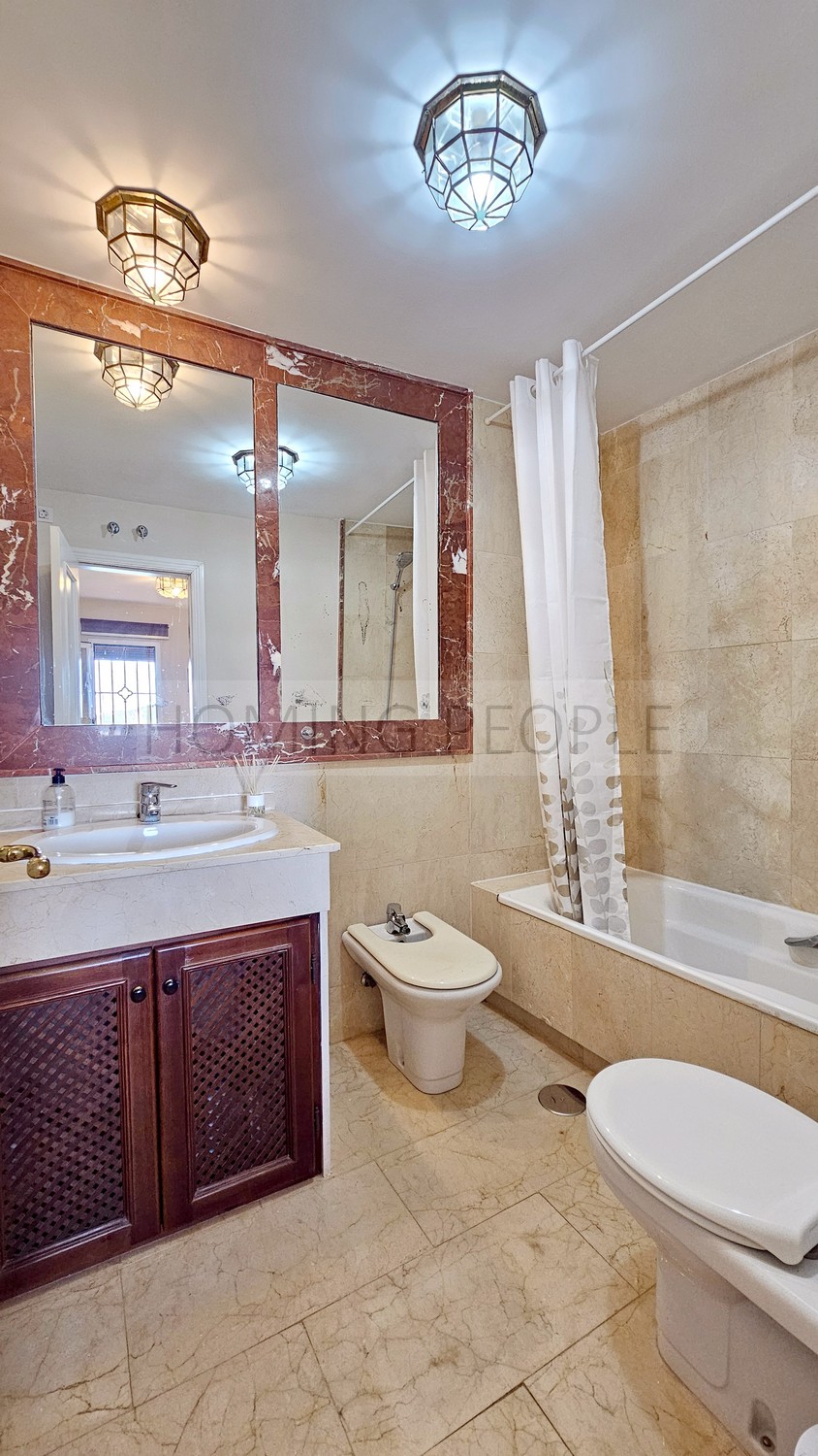 La baie fait partie du salon...