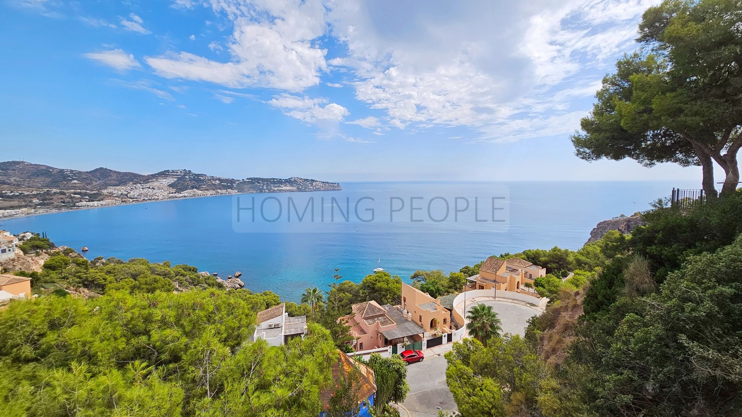 La baie fait partie du salon...