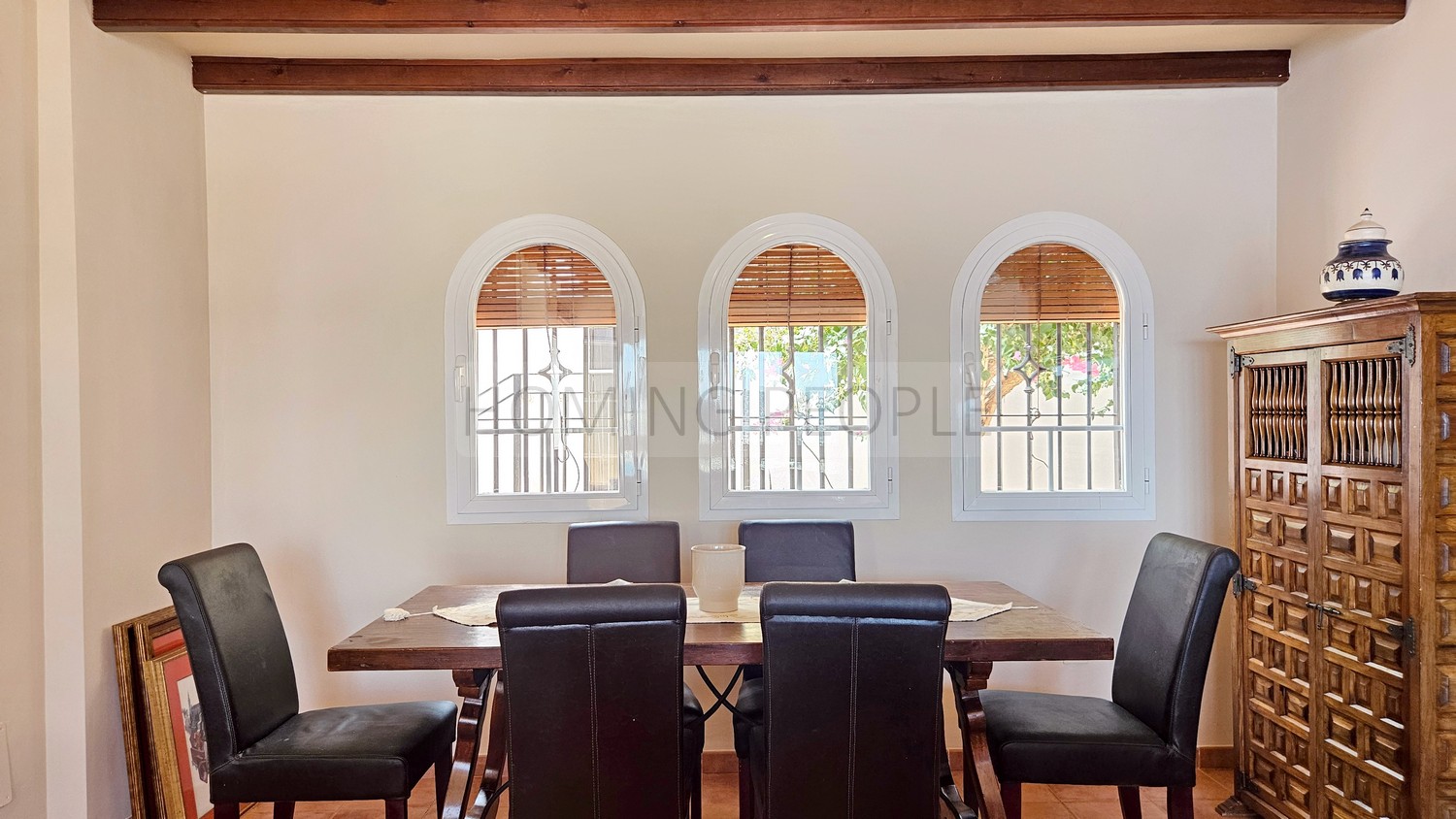 La baie fait partie du salon...