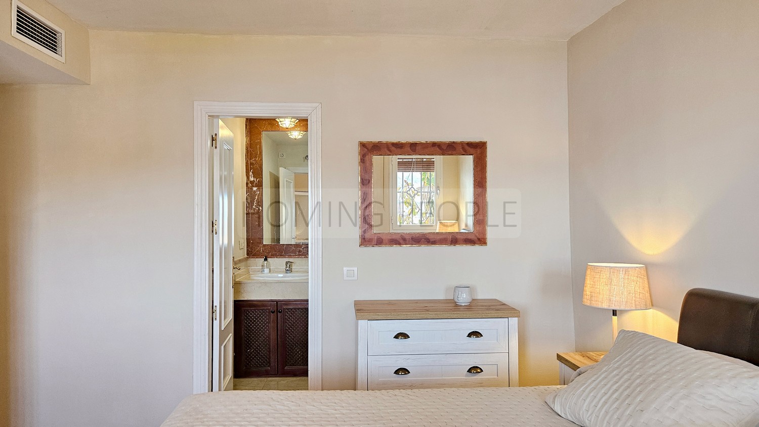 La baie fait partie du salon...