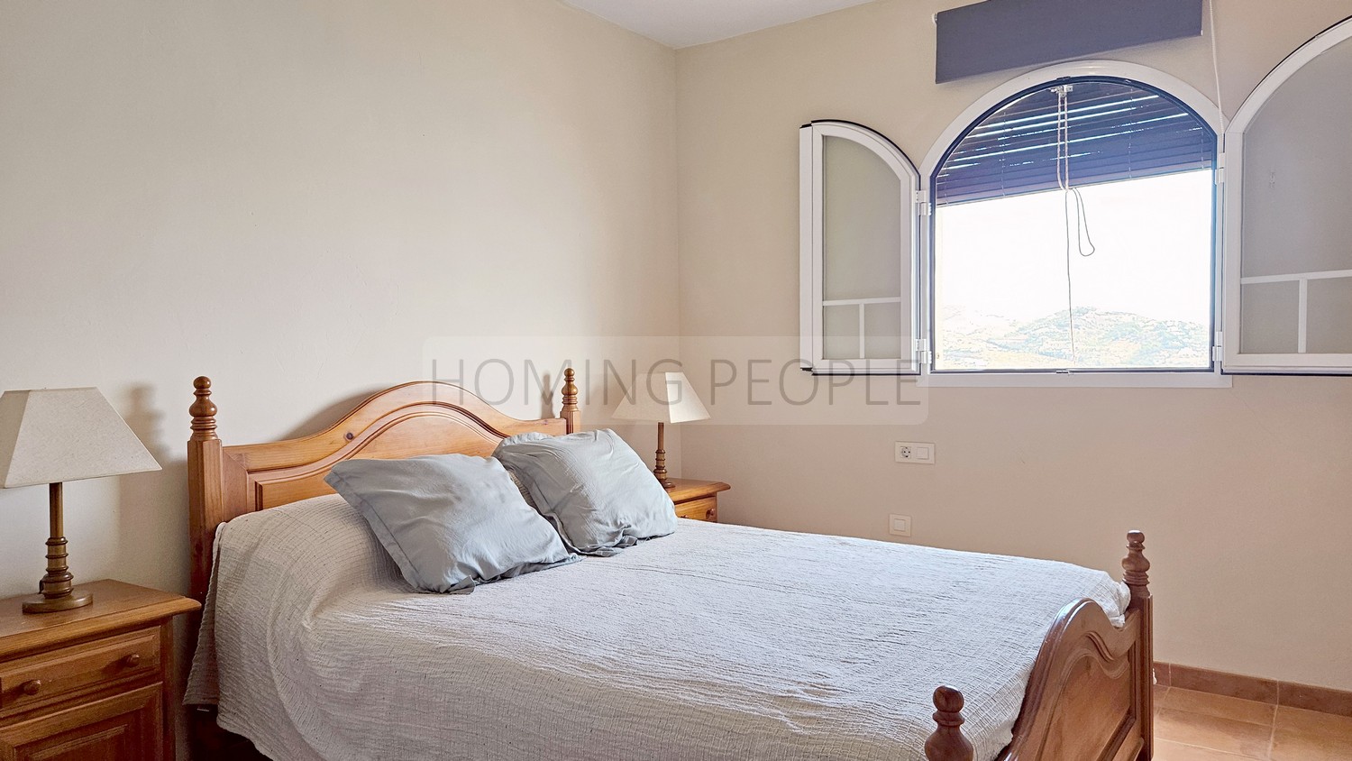 La baie fait partie du salon...