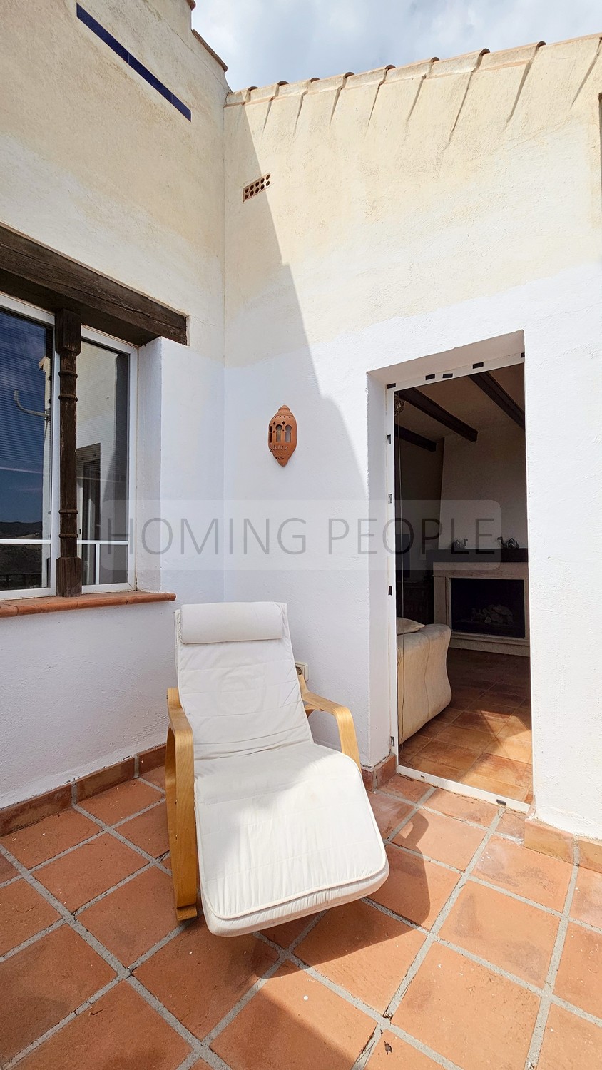 La baie fait partie du salon...