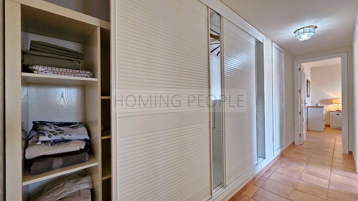 La baie fait partie du salon...