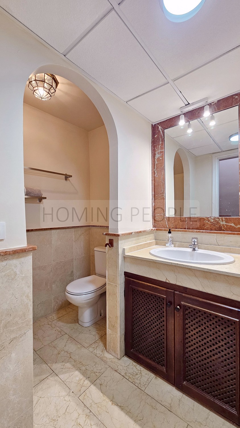 La baie fait partie du salon...