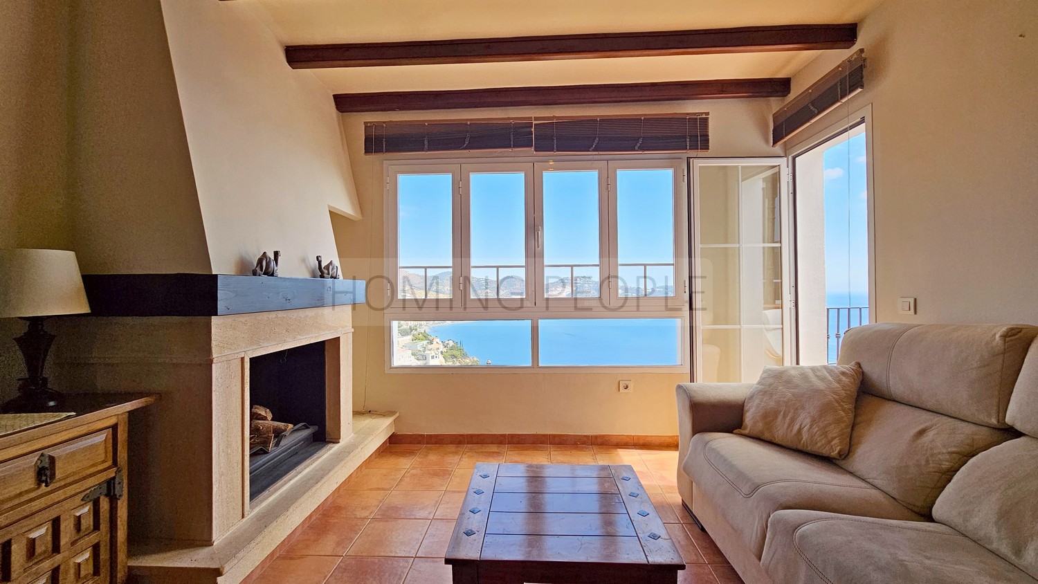 La baie fait partie du salon...