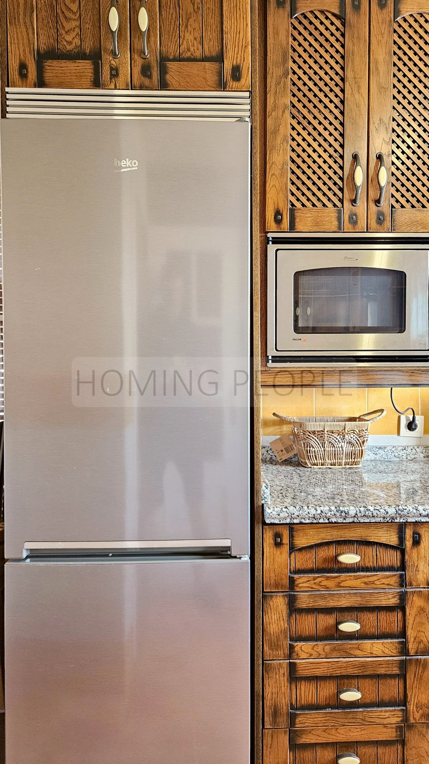 La baie fait partie du salon...