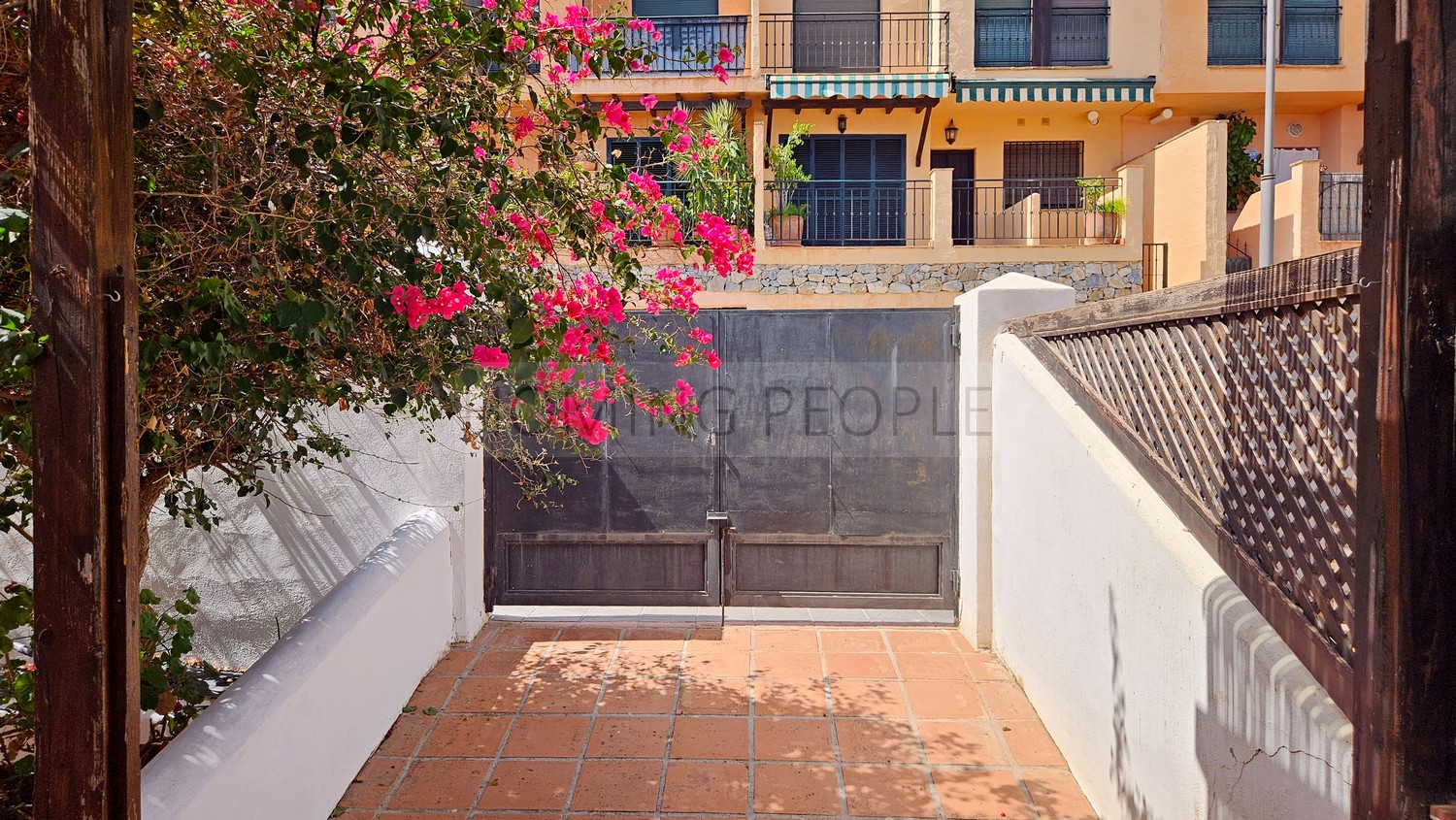 La baie fait partie du salon...