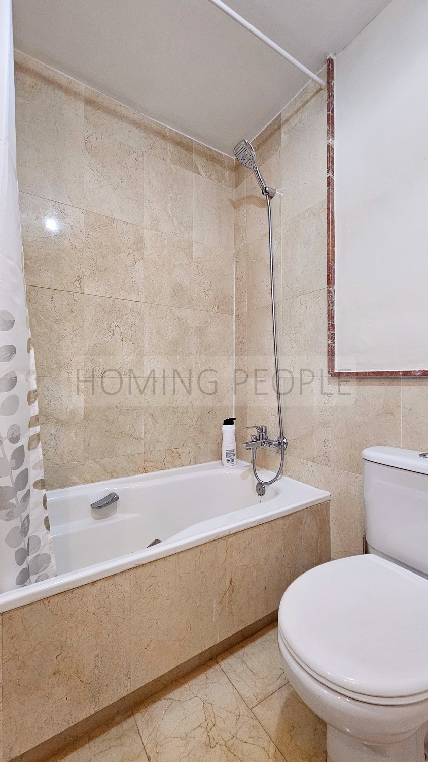 La baie fait partie du salon...