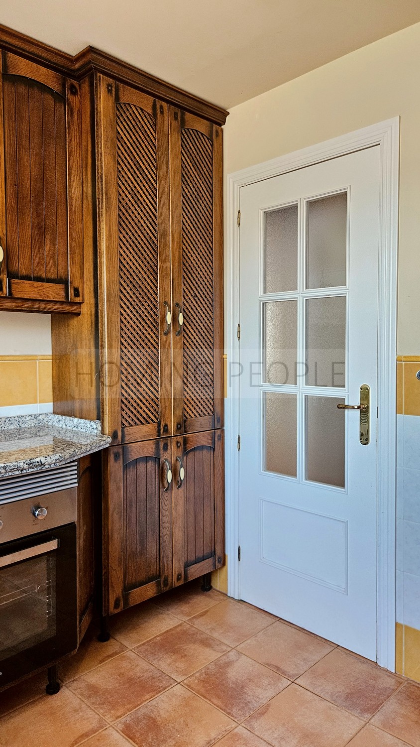 La baie fait partie du salon...