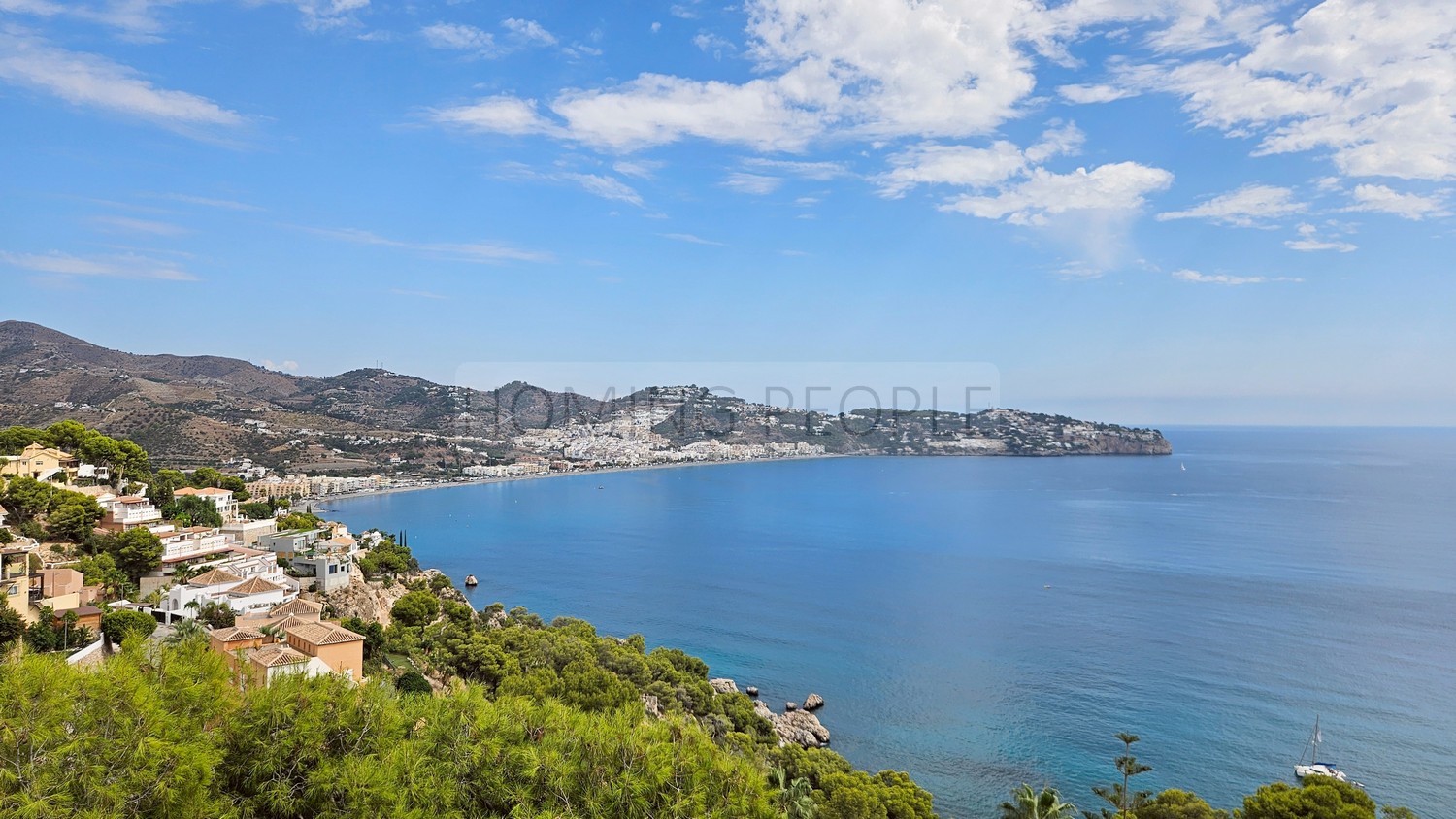 La baie fait partie du salon...