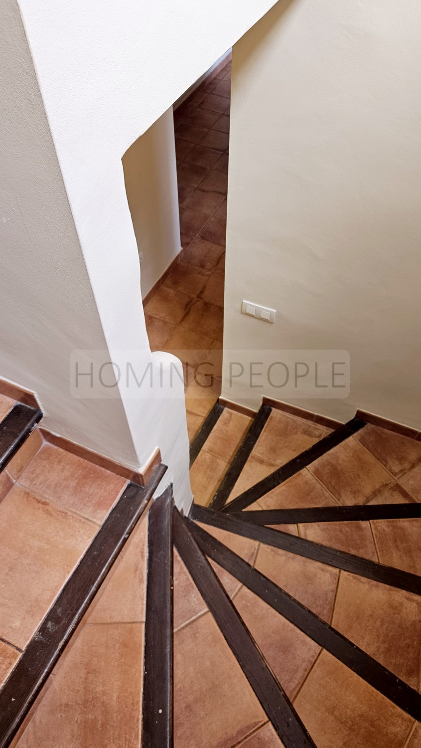 La baie fait partie du salon...