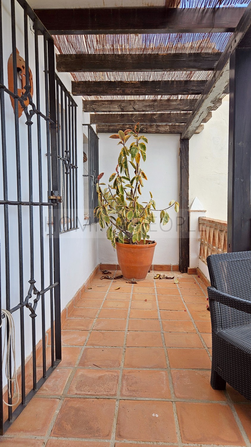 La baie fait partie du salon...