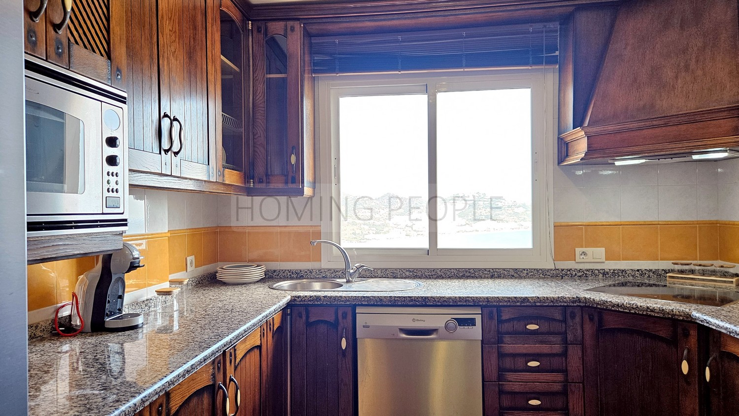 La baie fait partie du salon...