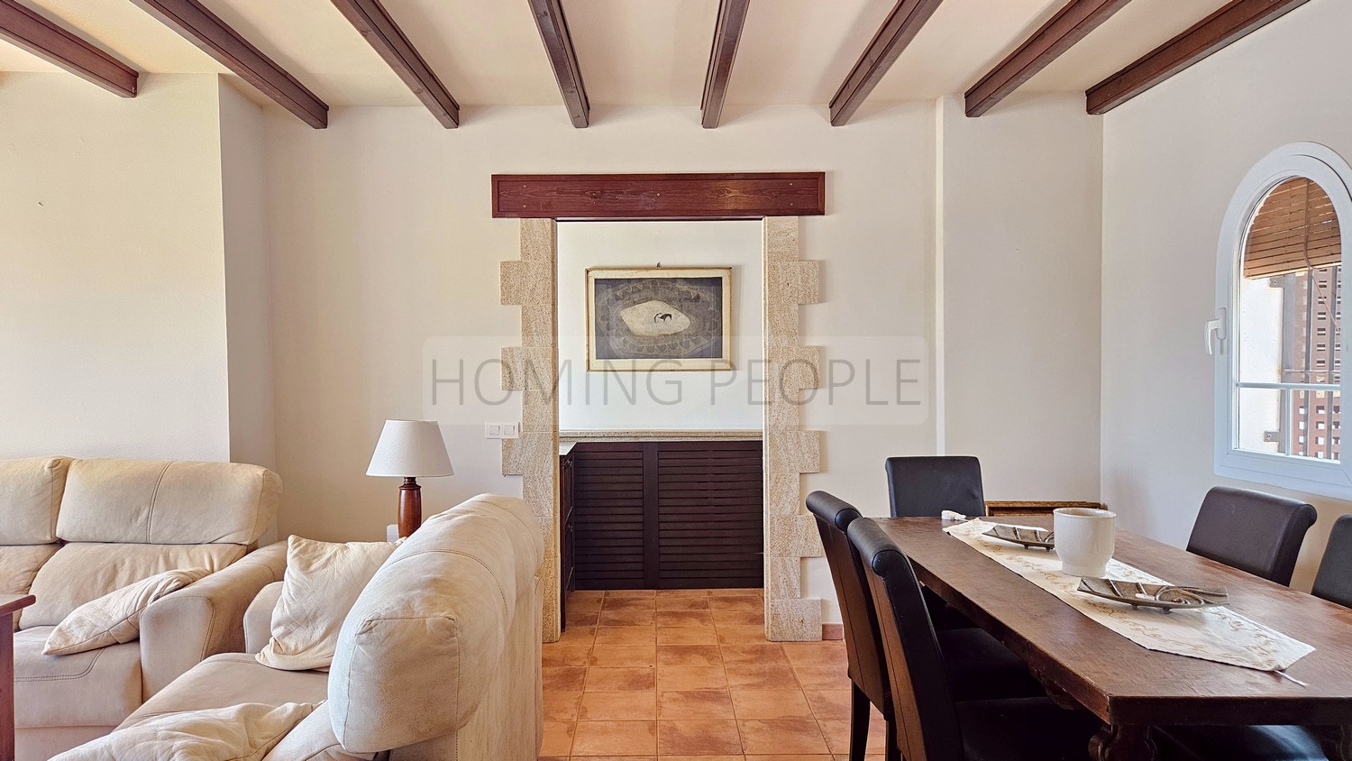 La baie fait partie du salon...