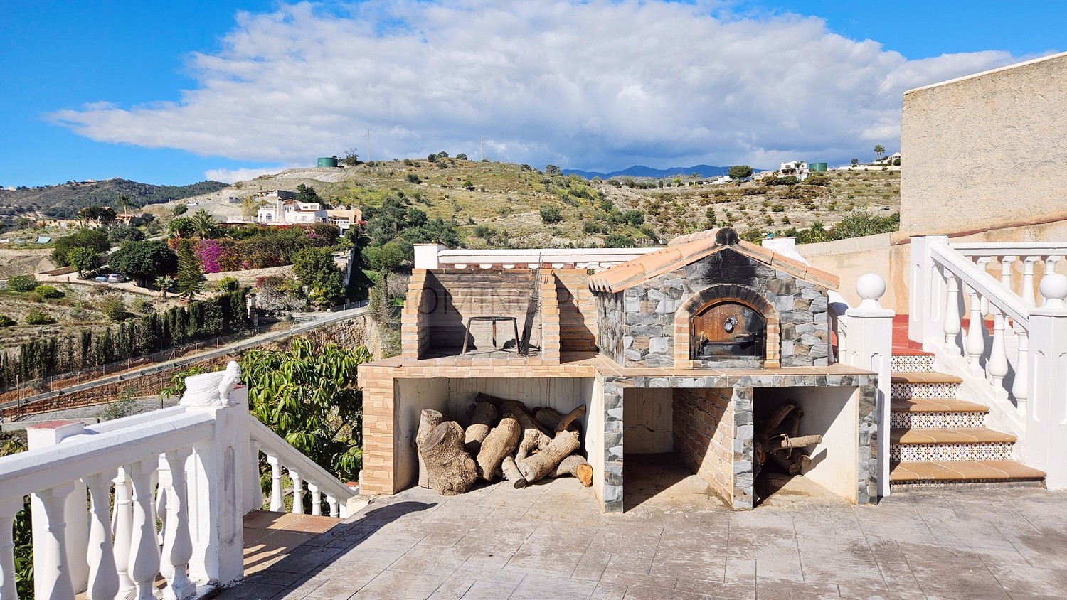 Chalet de campo con apartamento de invitados, piscina y preciosas vistas a la bahía