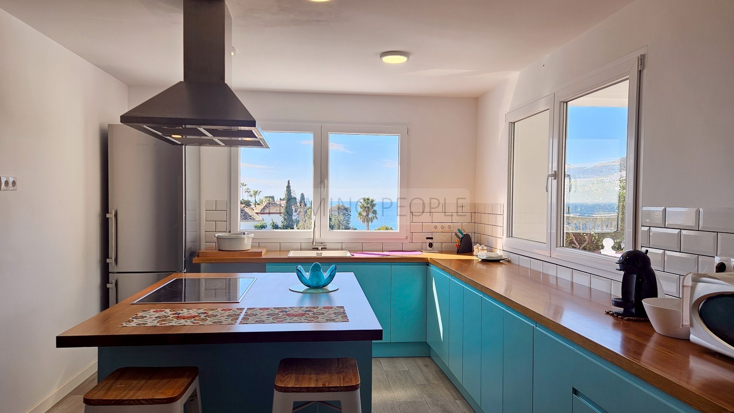 Chalet de campo con apartamento de invitados, piscina y preciosas vistas a la bahía