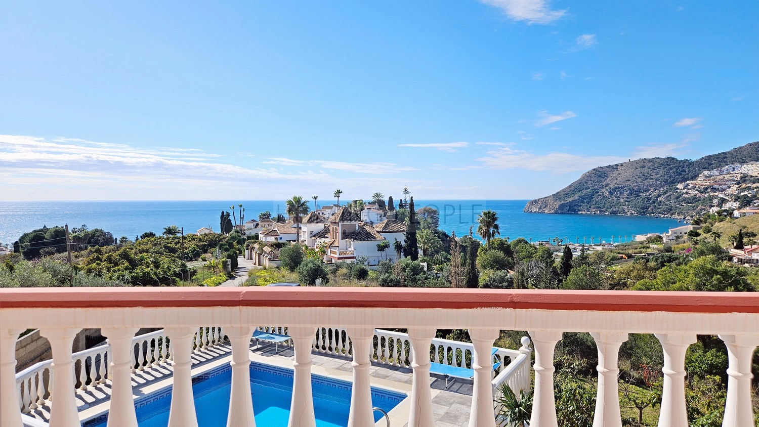 Chalet de campo con apartamento de invitados, piscina y preciosas vistas a la bahía