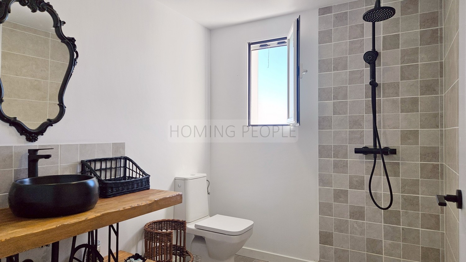 Chalet de campo con apartamento de invitados, piscina y preciosas vistas a la bahía