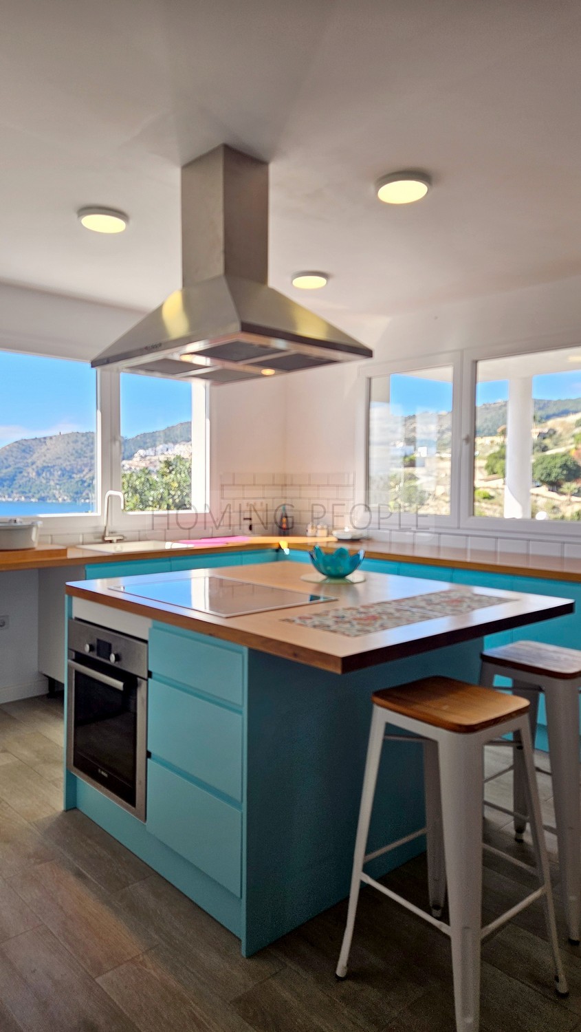 Chalet de campo con apartamento de invitados, piscina y preciosas vistas a la bahía