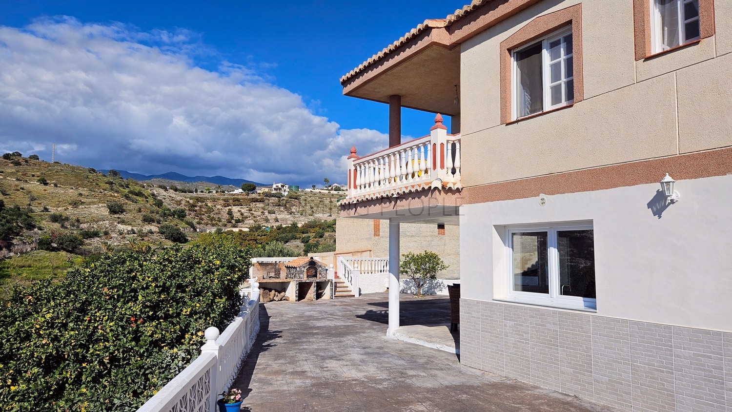 Chalet de campo con apartamento de invitados, piscina y preciosas vistas a la bahía