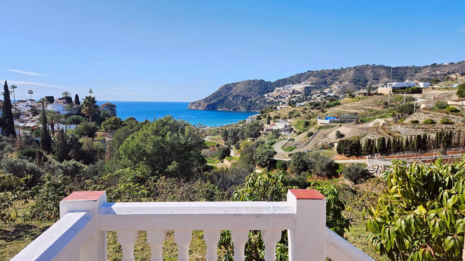 Chalet de campo con apartamento de invitados, piscina y preciosas vistas a la bahía