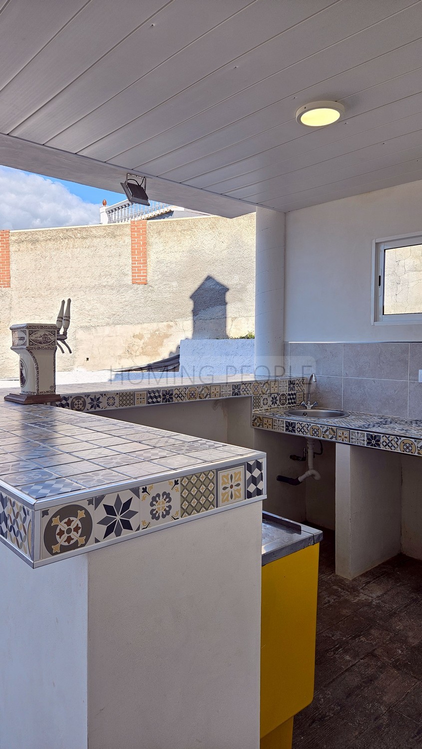 Chalet de campo con apartamento de invitados, piscina y preciosas vistas a la bahía