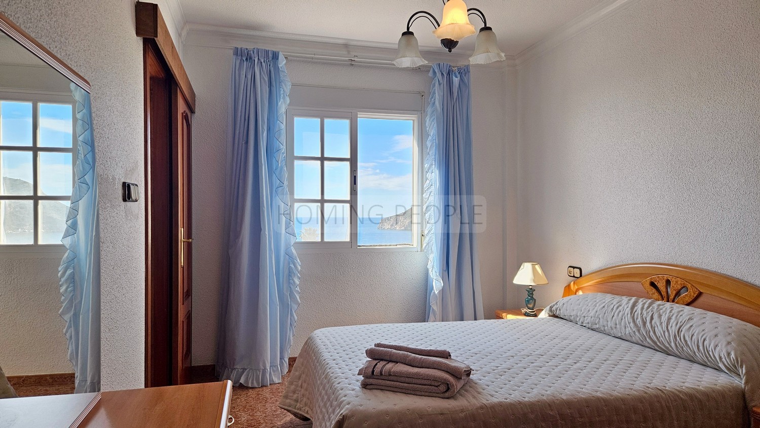 Chalet de campo con apartamento de invitados, piscina y preciosas vistas a la bahía