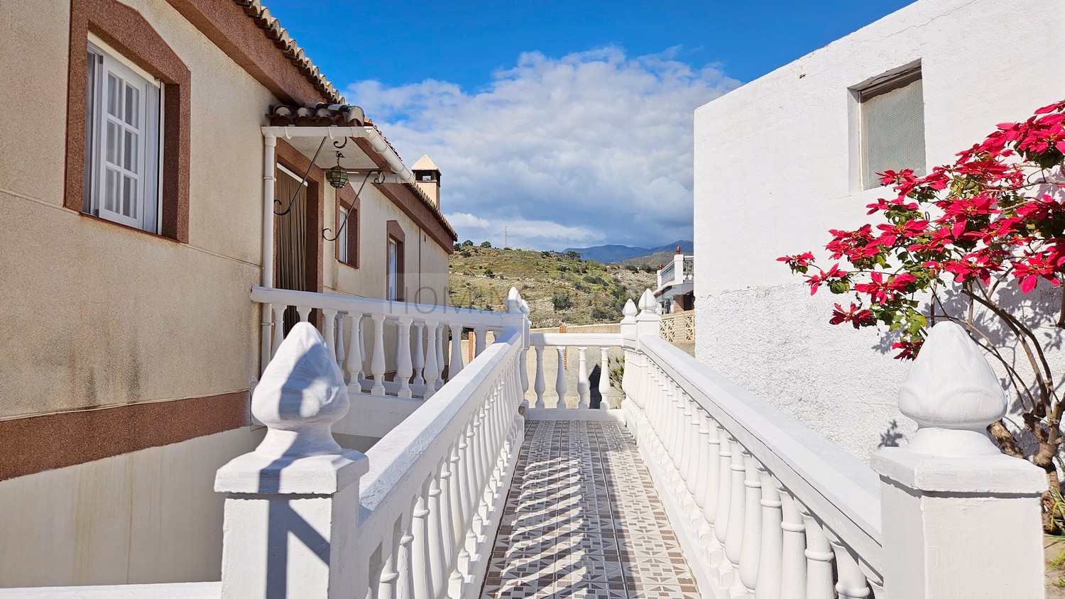 Chalet de campo con apartamento de invitados, piscina y preciosas vistas a la bahía