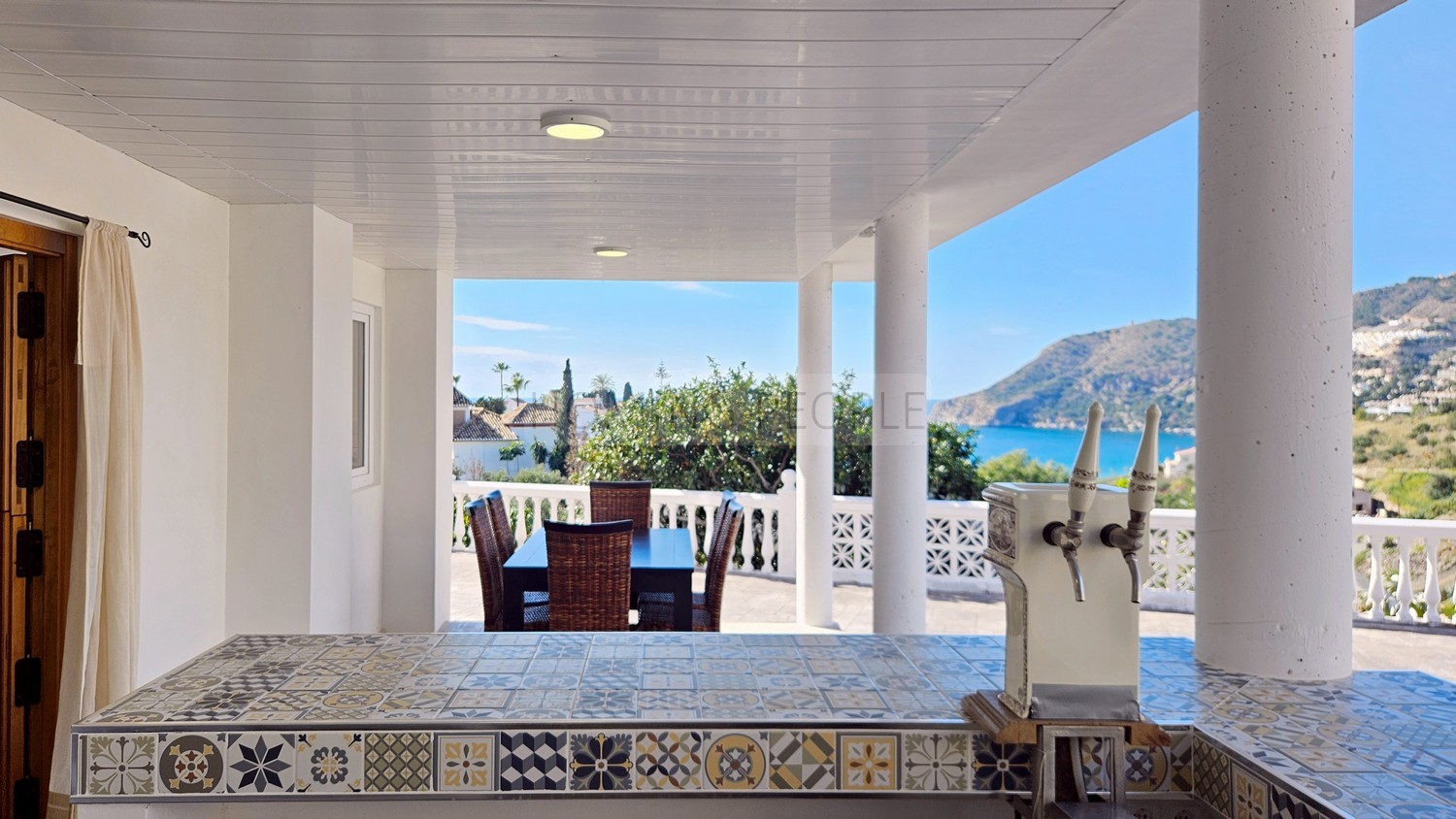 Chalet de campo con apartamento de invitados, piscina y preciosas vistas a la bahía