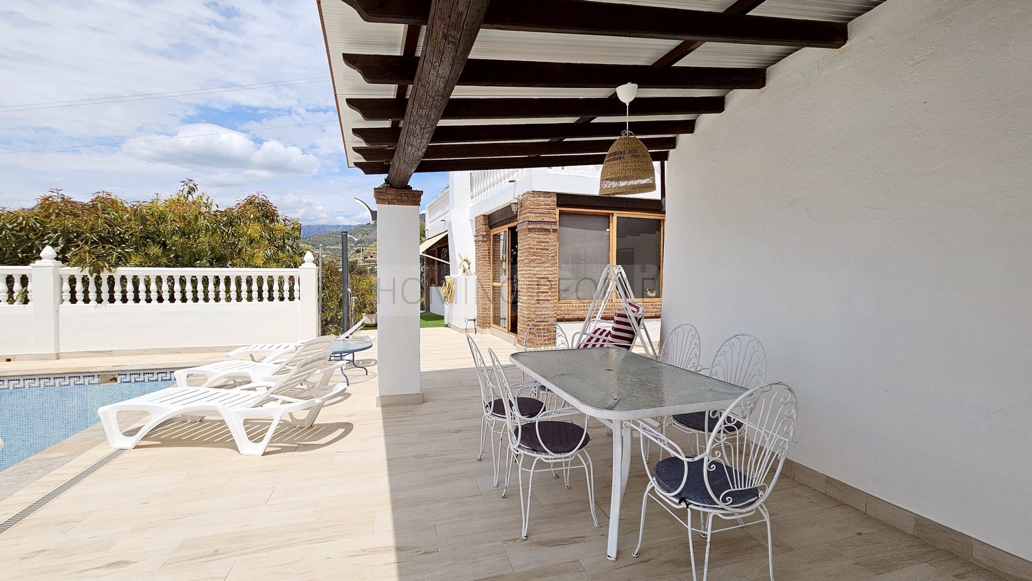 Cortijo-chalet bien equipado y con piscina, situado en un valle y con muy buen acceso