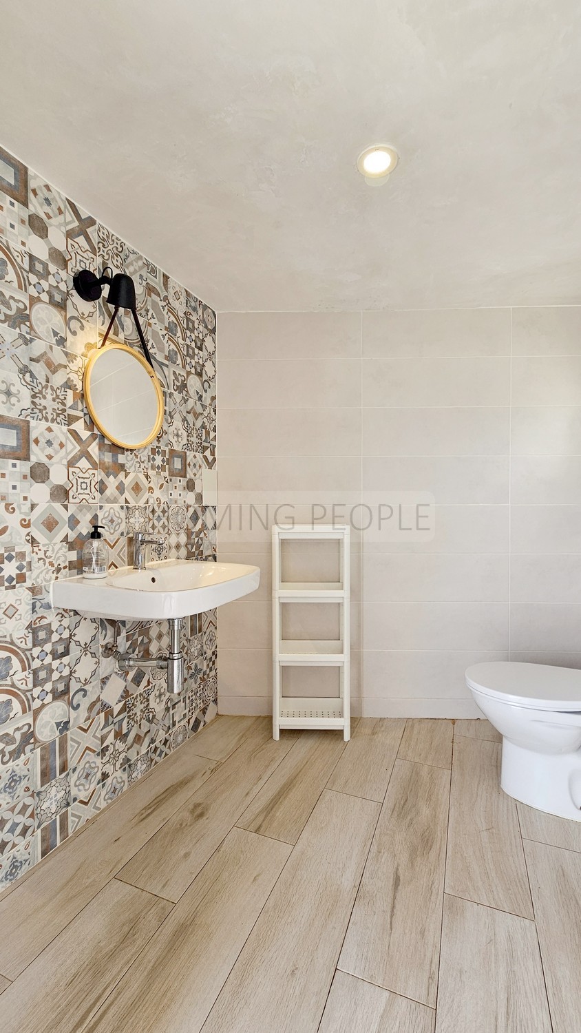 Cortijo-chalet bien equipado y con piscina, situado en un valle y con muy buen acceso