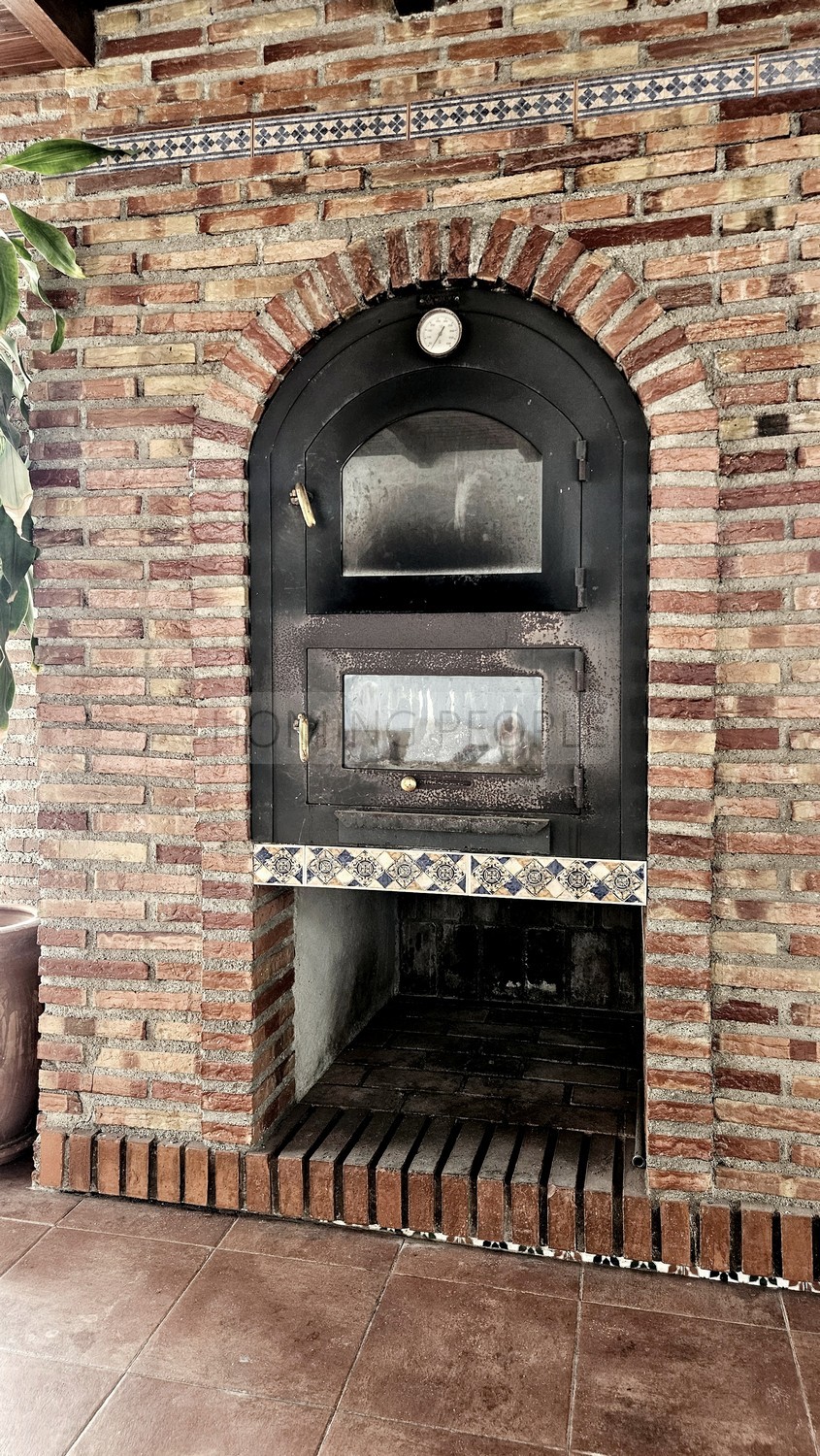 Cortijo-chalet bien equipado y con piscina, situado en un valle y con muy buen acceso