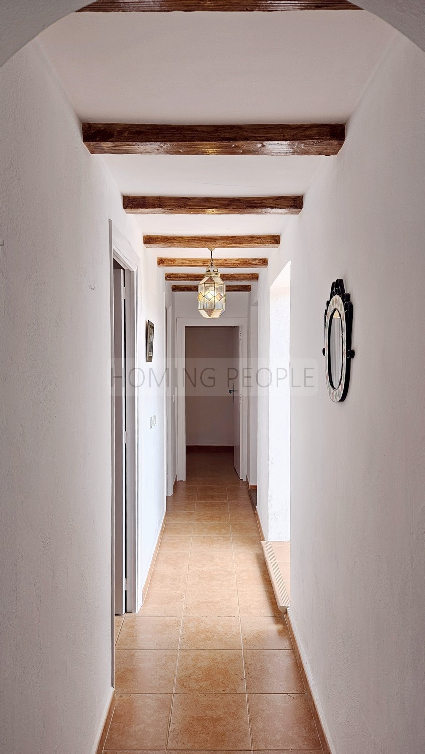 Cortijo-chalet bien equipado y con piscina, situado en un valle y con muy buen acceso