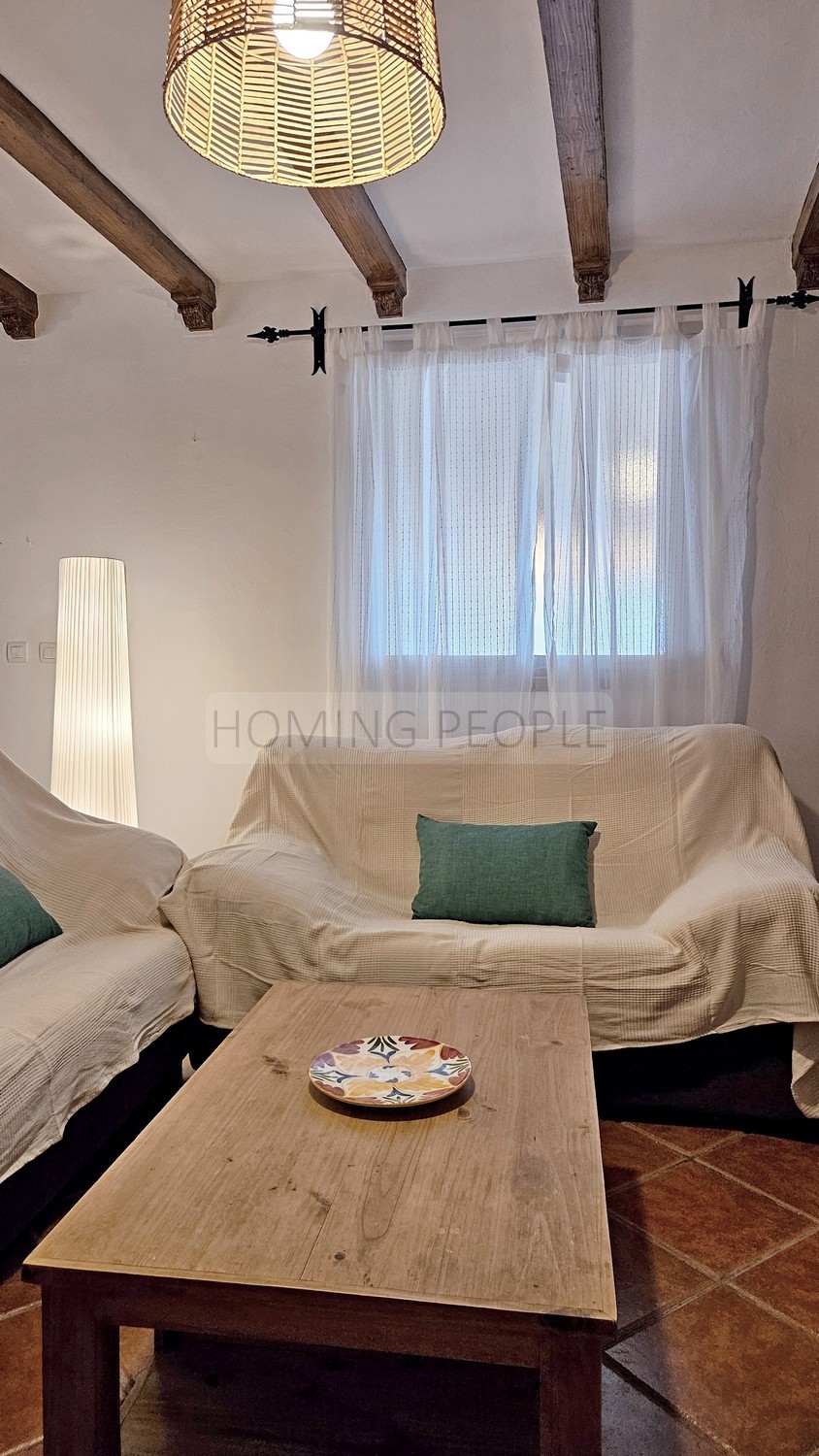 Cortijo-chalet bien equipado y con piscina, situado en un valle y con muy buen acceso