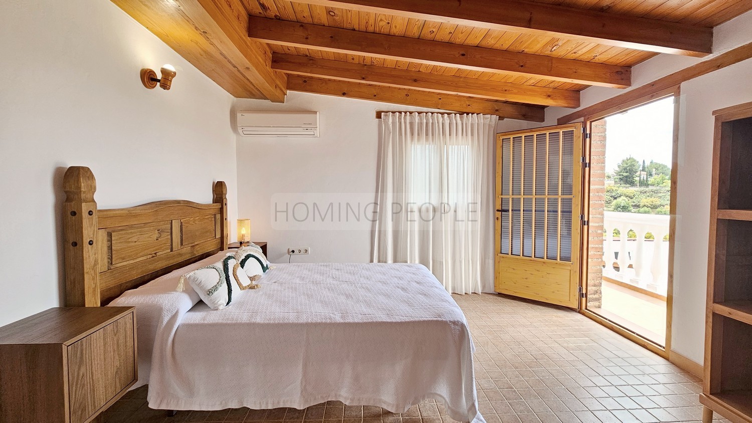 Cortijo-chalet bien equipado y con piscina, situado en un valle y con muy buen acceso