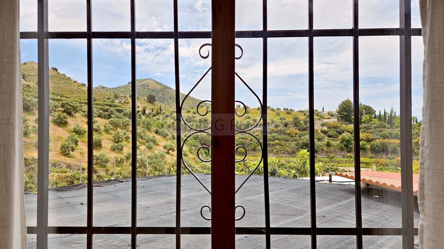 Cortijo-chalet bien equipado y con piscina, situado en un valle y con muy buen acceso