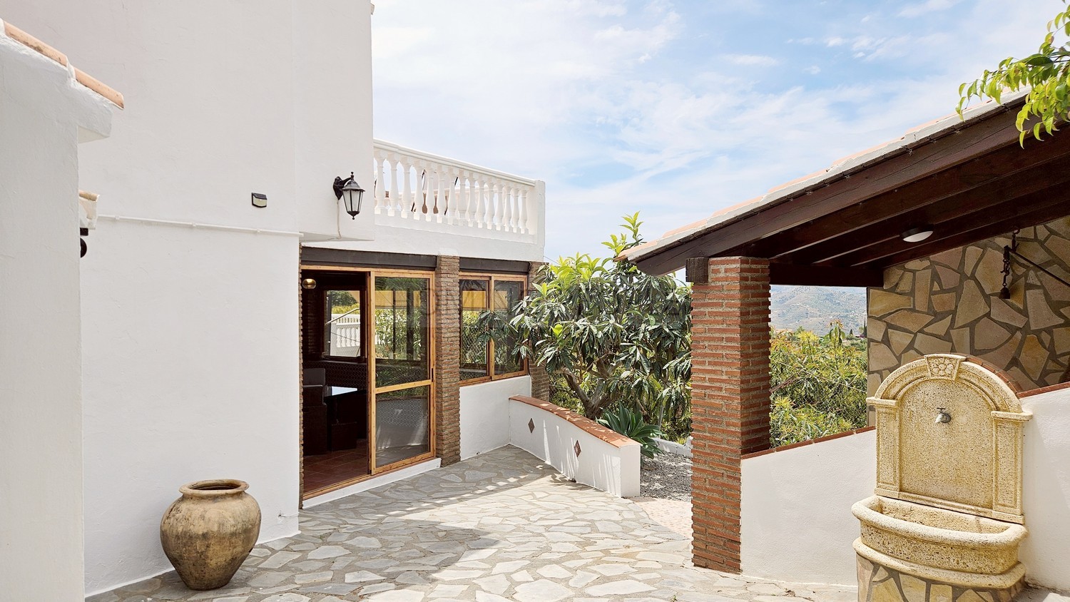 Cortijo-chalet bien equipado y con piscina, situado en un valle y con muy buen acceso