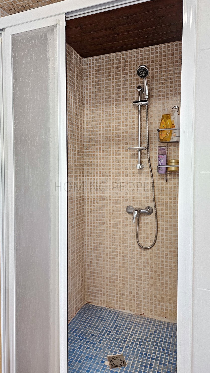 Cortijo-chalet bien equipado y con piscina, situado en un valle y con muy buen acceso