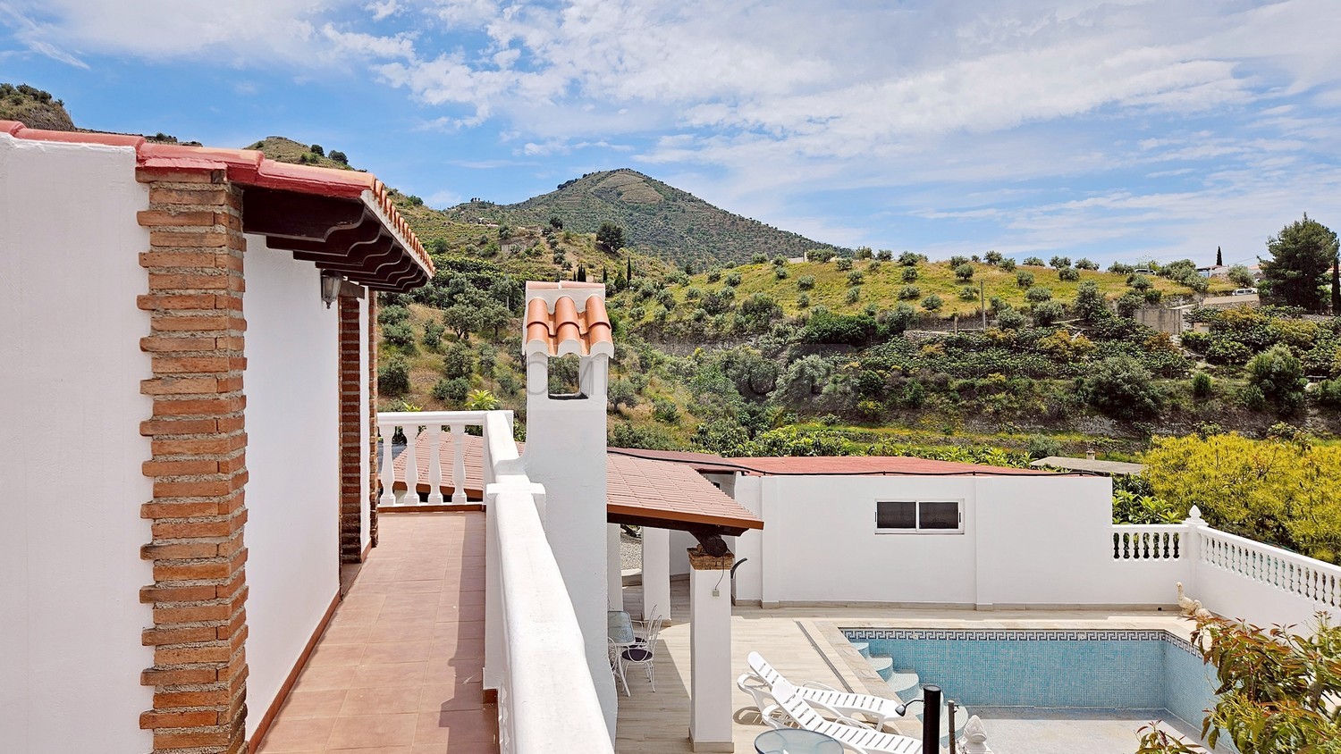 Cortijo-chalet bien equipado y con piscina, situado en un valle y con muy buen acceso