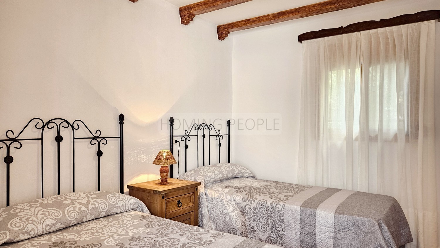 Cortijo-chalet bien equipado y con piscina, situado en un valle y con muy buen acceso