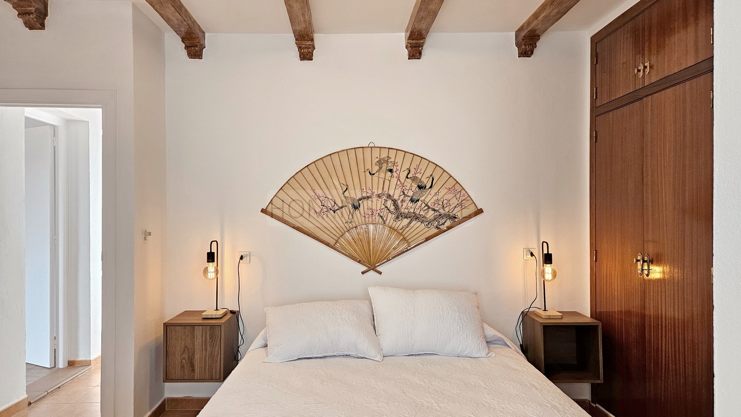 Cortijo-chalet bien equipado y con piscina, situado en un valle y con muy buen acceso