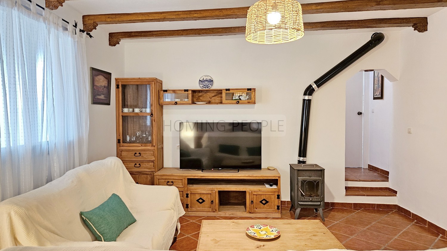 Cortijo-chalet bien equipado y con piscina, situado en un valle y con muy buen acceso