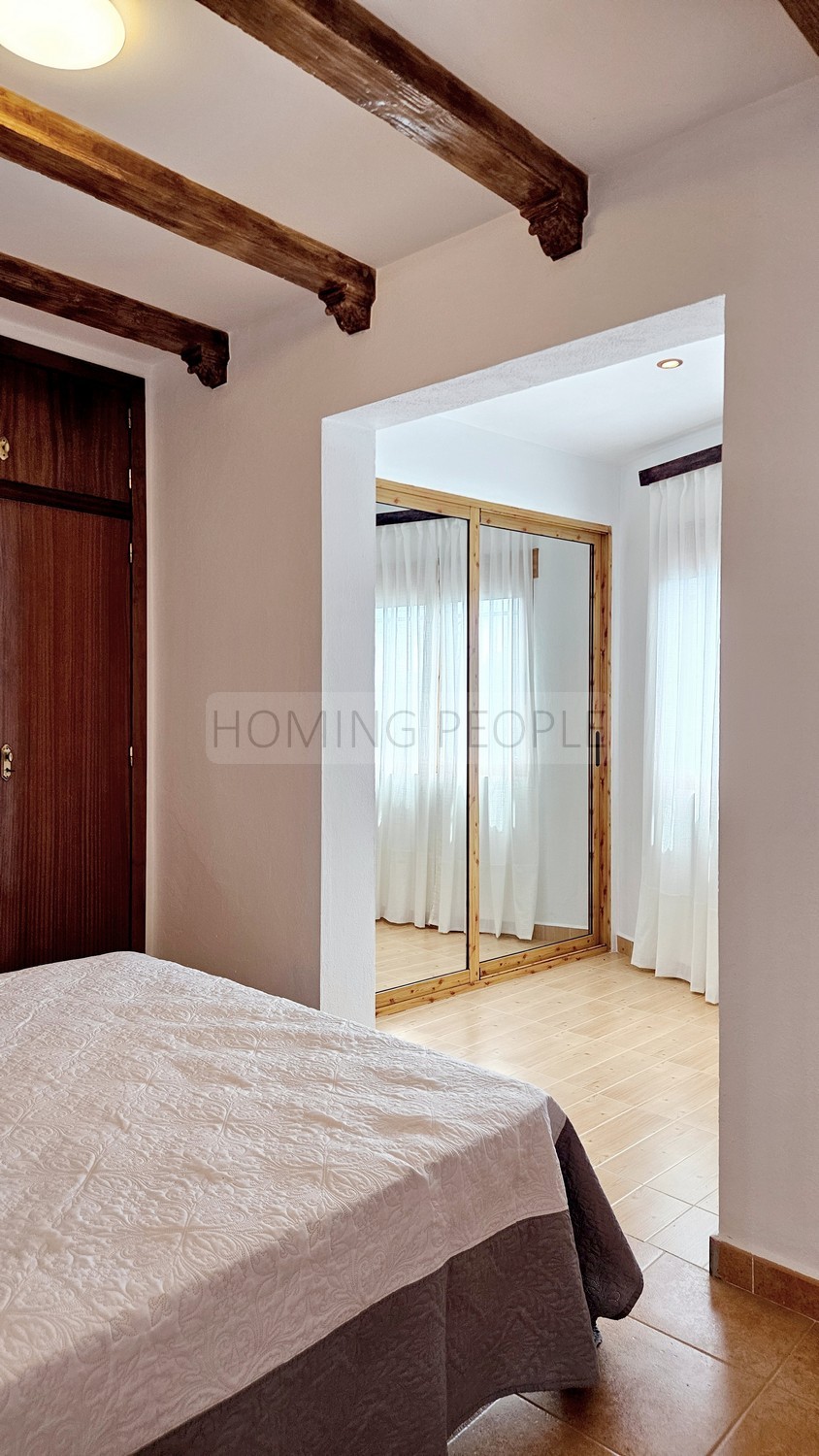 Cortijo-chalet bien equipado y con piscina, situado en un valle y con muy buen acceso