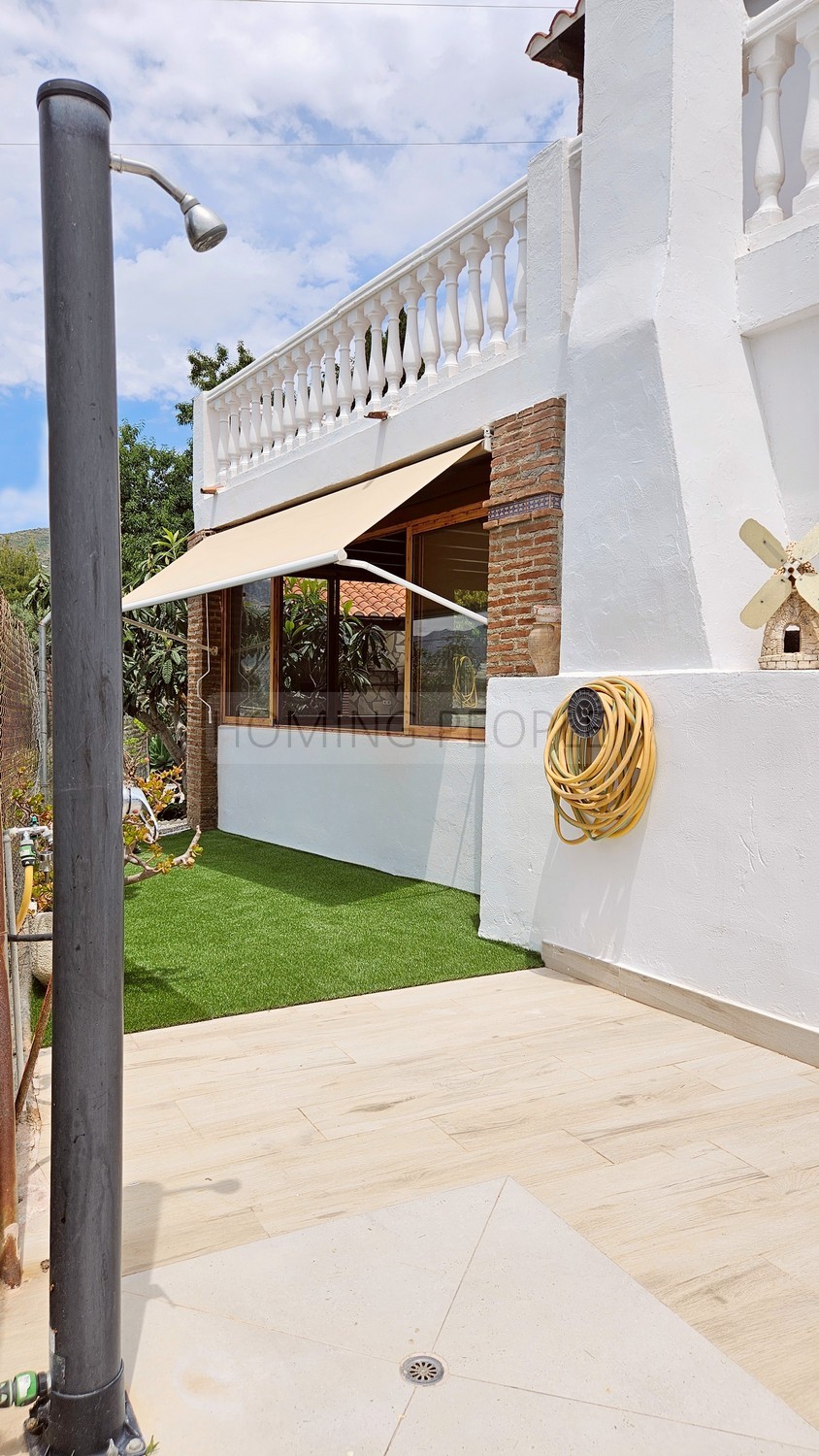 Cortijo-chalet bien equipado y con piscina, situado en un valle y con muy buen acceso