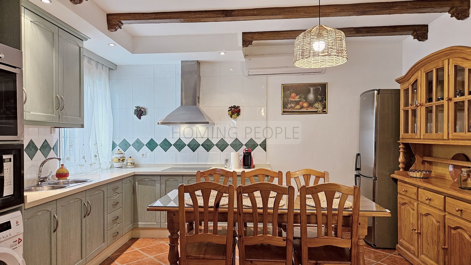 Cortijo-chalet bien equipado y con piscina, situado en un valle y con muy buen acceso