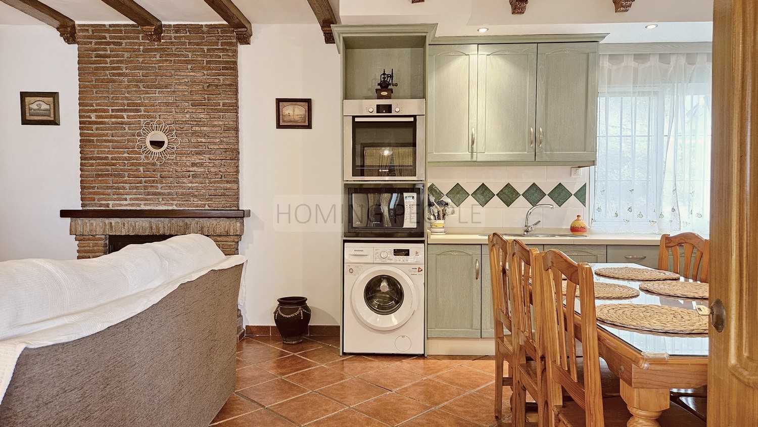 Cortijo-chalet bien equipado y con piscina, situado en un valle y con muy buen acceso