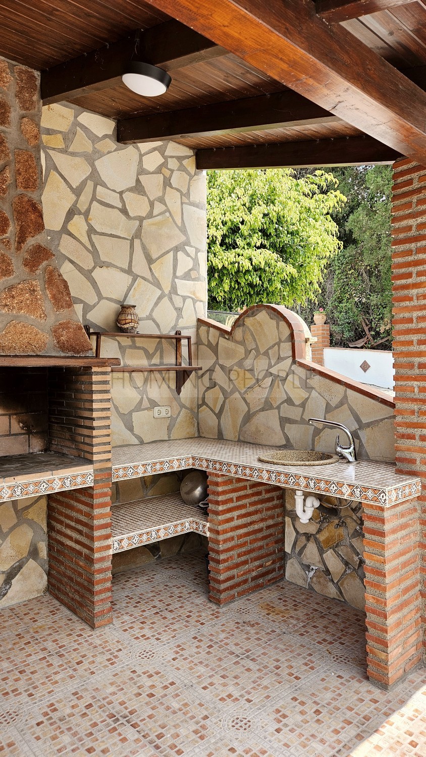 Cortijo-chalet bien equipado y con piscina, situado en un valle y con muy buen acceso